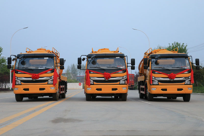 东风大多(duō)利卡清洗吸污車(chē)（一體(tǐ)罐）（清水 污水9.5方）