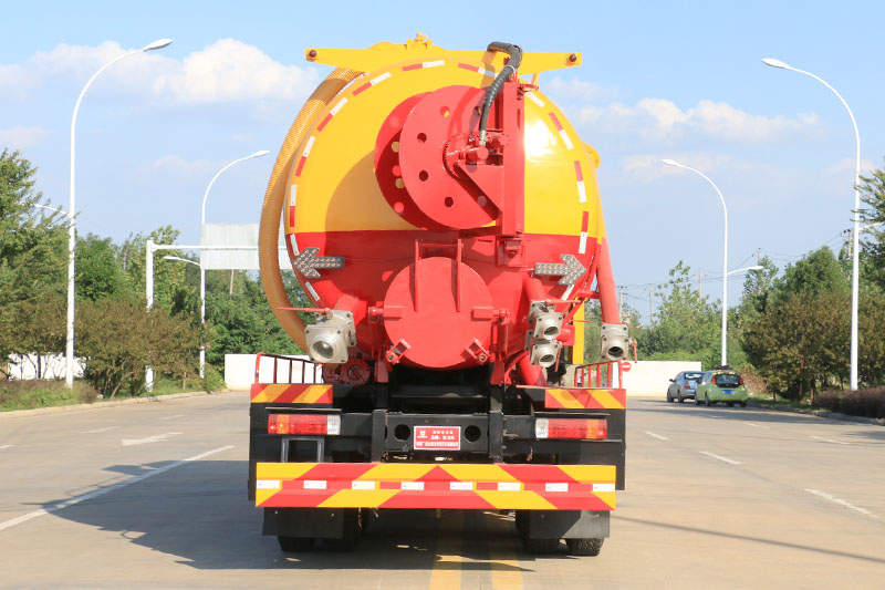 柳汽乘龙后八轮清洗吸污車(chē)（一體(tǐ)罐  可(kě)加装副发）（清水  污水21方）